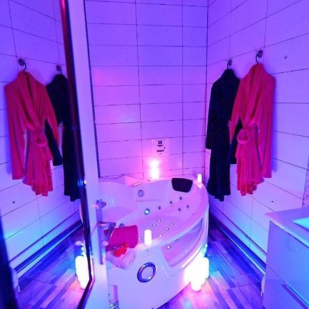 Luxe Sauna Privatif Et Grand Bain Jacuzzi A Deux A Biscarosse Plage Pour Nuit Romantique Avec Decoration Led Et Bougies 비스카로세 외부 사진