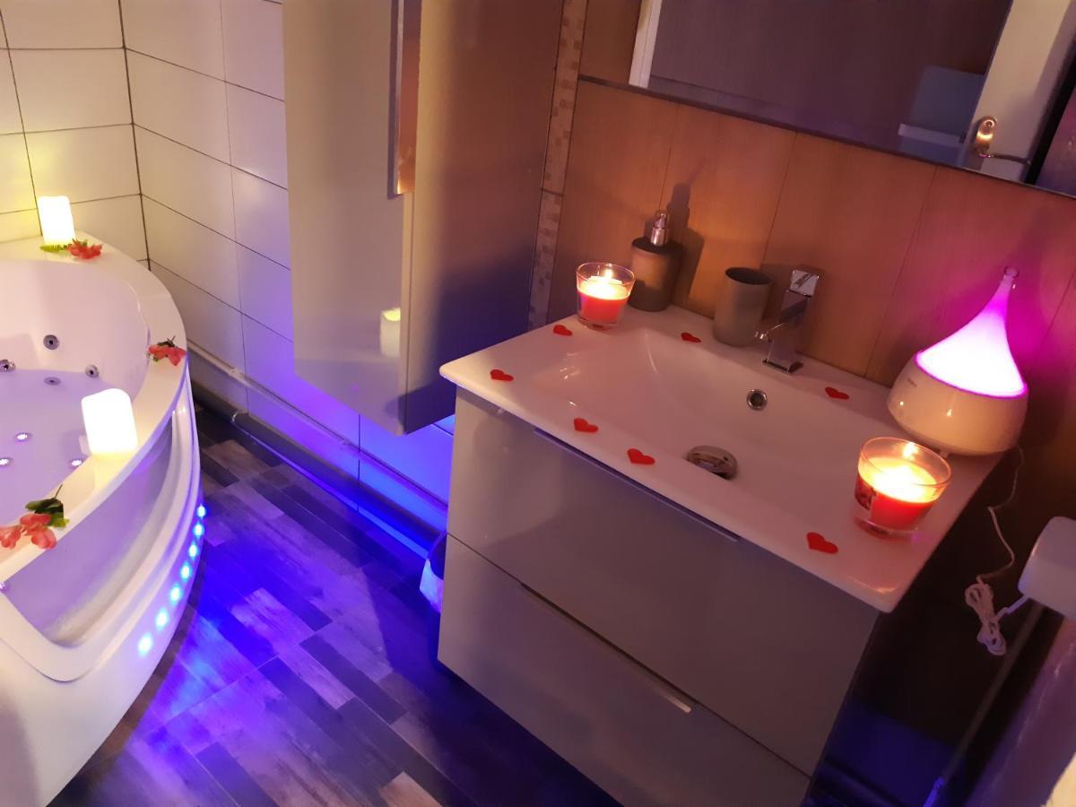 Luxe Sauna Privatif Et Grand Bain Jacuzzi A Deux A Biscarosse Plage Pour Nuit Romantique Avec Decoration Led Et Bougies 비스카로세 외부 사진
