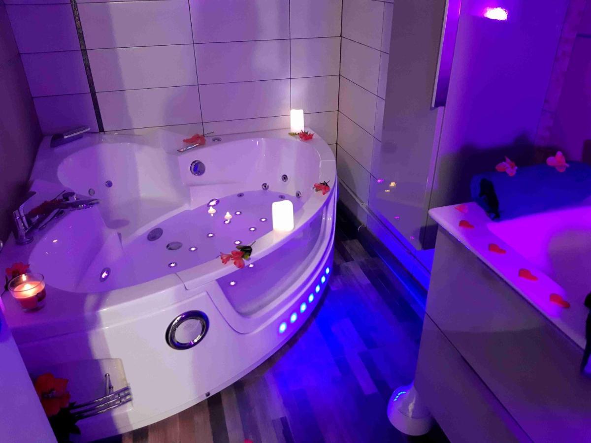 Luxe Sauna Privatif Et Grand Bain Jacuzzi A Deux A Biscarosse Plage Pour Nuit Romantique Avec Decoration Led Et Bougies 비스카로세 외부 사진