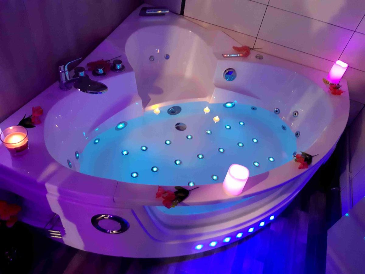 Luxe Sauna Privatif Et Grand Bain Jacuzzi A Deux A Biscarosse Plage Pour Nuit Romantique Avec Decoration Led Et Bougies 비스카로세 외부 사진