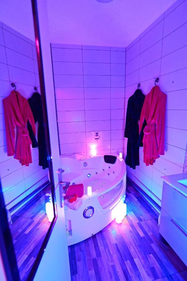 Luxe Sauna Privatif Et Grand Bain Jacuzzi A Deux A Biscarosse Plage Pour Nuit Romantique Avec Decoration Led Et Bougies 비스카로세 외부 사진