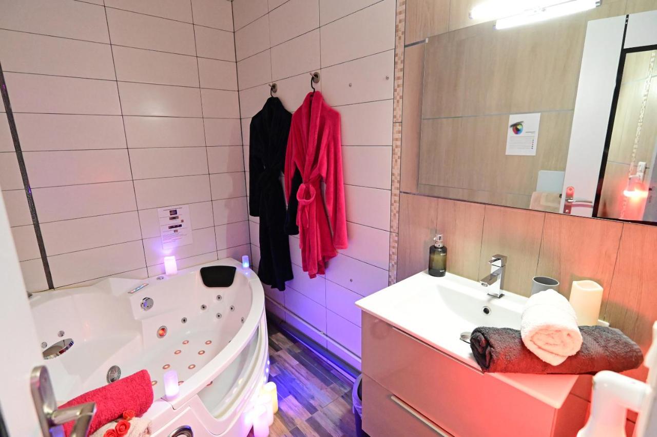 Luxe Sauna Privatif Et Grand Bain Jacuzzi A Deux A Biscarosse Plage Pour Nuit Romantique Avec Decoration Led Et Bougies 비스카로세 외부 사진